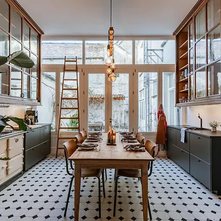 With Courtyard In Top Location In * Ghent