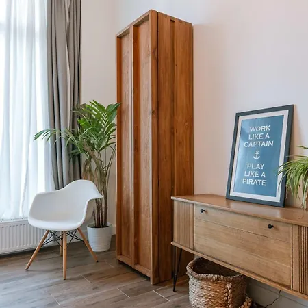 With Courtyard In Top Location In Гент