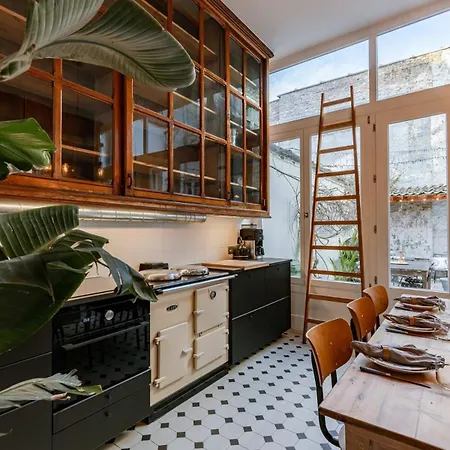 With Courtyard In Top Location In * Ghent