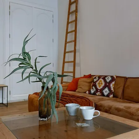 With Courtyard In Top Location In Гент